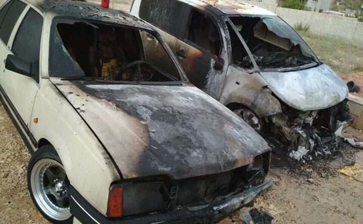 مستوطنون يحرقون سيارات الفلسطينيين غرب نابلس