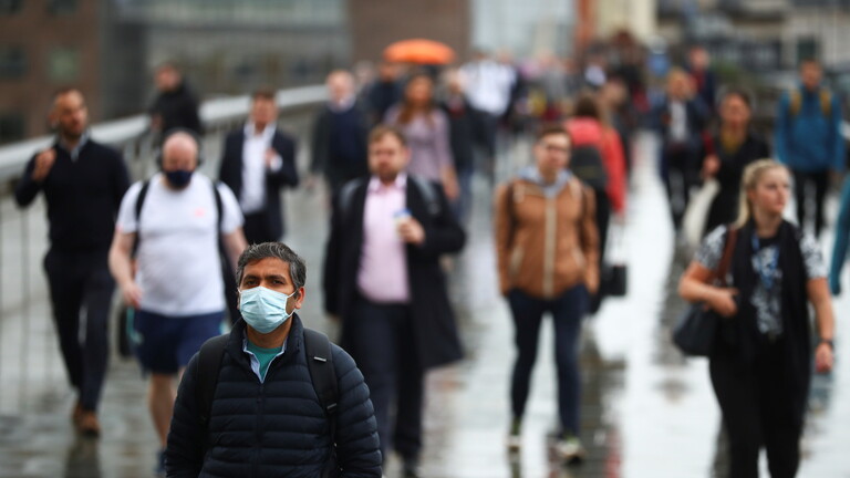 مواطنون يعبرون جسر لندن وسط انتشار فيروس كورونا